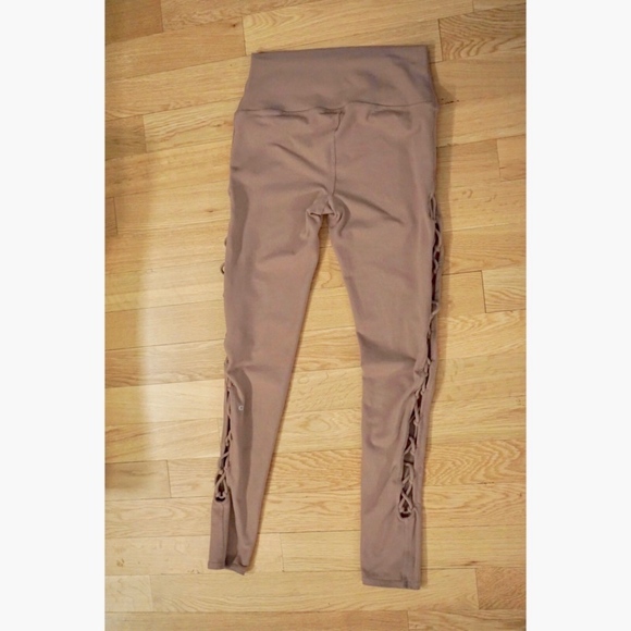 Alo Yoga Interlace Legging in Smoky Quartz - Picture 2 of 7